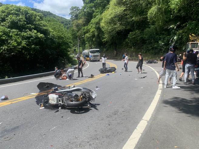 3名年轻人相约北宜路兜风，疑因车速过快肇事。（民眾提供）