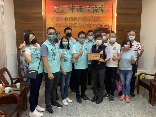 谢立功5日行程跑遍大桃园参拜宫庙拜访地方企业。(吕筱蝉摄)