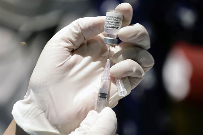 一份最新分析研究显示，西方富国到今年底前有高达12亿剂的额外疫苗可转手他国，且大多数是辉瑞&BNT、莫德纳两种mRNA疫苗。(图/路透社) 