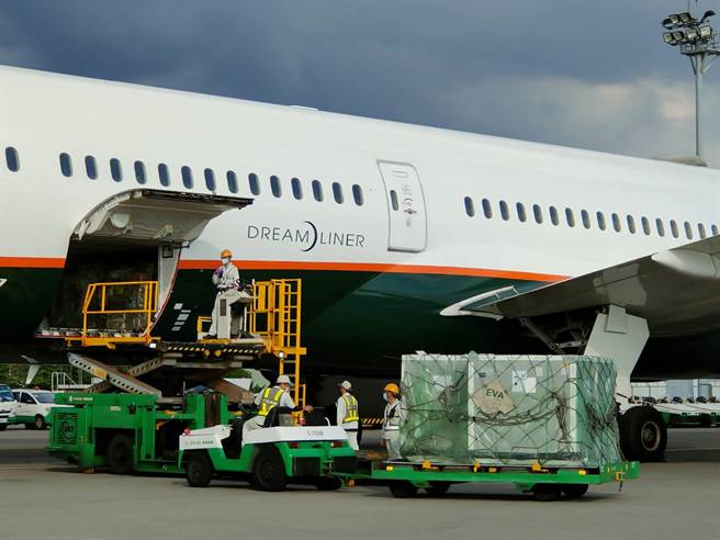 台灣透過COVAX獲配的第3批阿斯特捷利康（AZ）疫苗41.04萬劑，5日下午15時52分運抵桃園國際機場。(陳麒全攝)