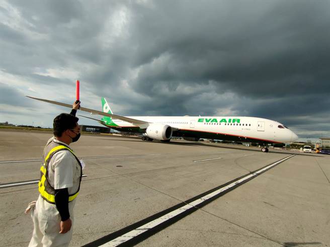 台灣透過COVAX獲配的第3批阿斯特捷利康（AZ）疫苗41.04萬劑，5日下午15時52分運抵桃園國際機場。(陳麒全攝)