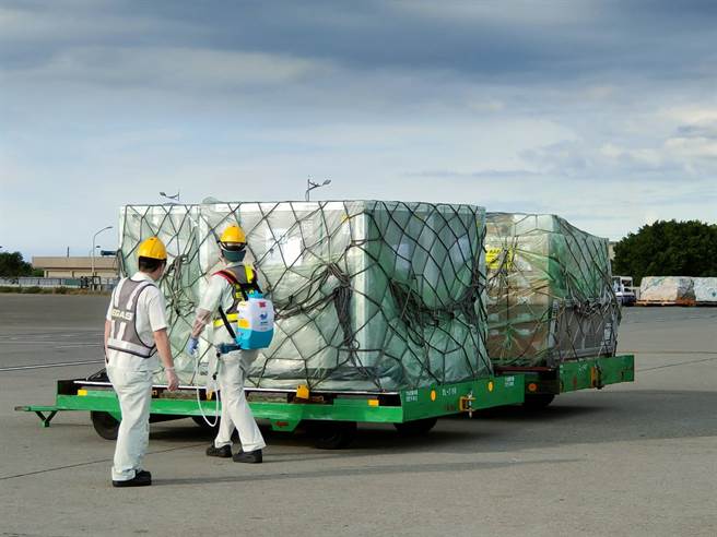 台灣透過COVAX獲配的第3批阿斯特捷利康（AZ）疫苗41.04萬劑，5日下午15時52分運抵桃園國際機場。(陳麒全攝)