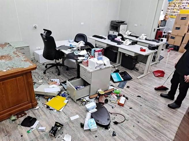 知名直播現場遭砸場，辦公室桌椅掀翻，滿地玻璃碎片。（摘自臉書靠北直播主）