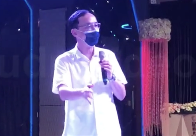 朱立倫5日參加餐會時強調，國民黨兩岸政策是要穩健、要和平，不能喊爽、不能隨便開支票，做錯一步就會害全黨。（讀者提供）