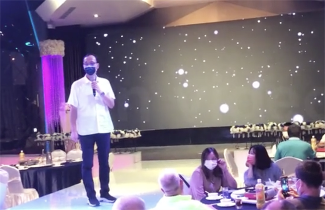 朱立倫5日參加餐會時強調，國民黨兩岸政策是要穩健、要和平，不能喊爽、不能隨便開支票，做錯一步就會害全黨。（讀者提供）