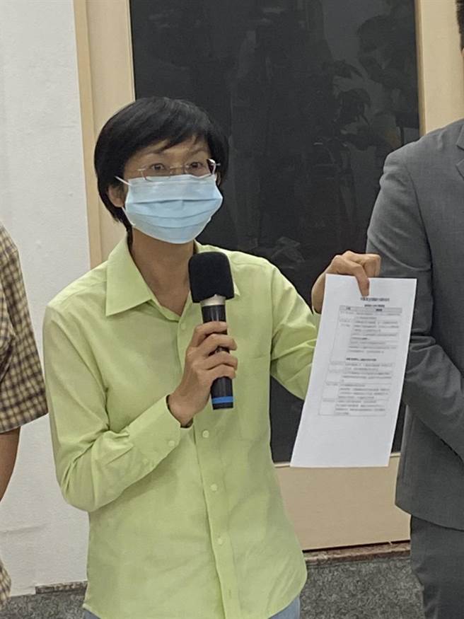 立委林岱桦出示文件还原当天陈姓选民和服务处人员接触过程，指她全程不知情，也未看到调查局文件内容。（石秀华摄）