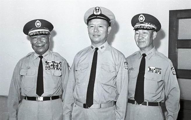 1965年09月01日中華民國新舊任陸軍總司令布達式及交接典禮，高魁元（右）接替劉安祺（左）出任陸軍總司令，布達式由參謀總長黎玉璽（中）主持。（徵信新聞攝影組攝）
