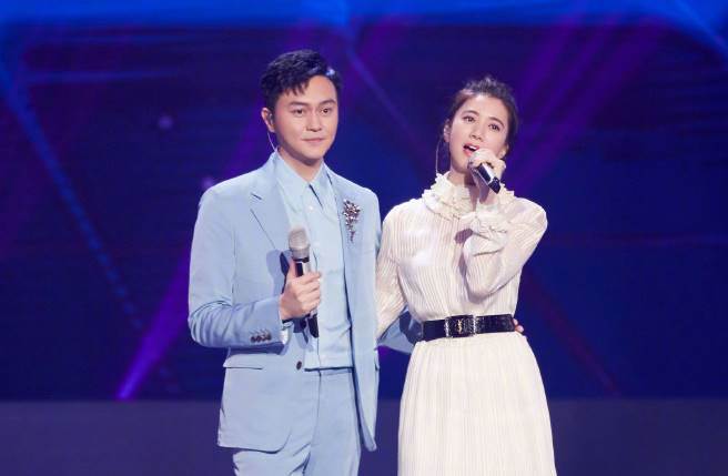 袁咏仪、张智霖牵手20年，是着名的恩爱夫妻。（图／取材自袁咏仪微博）