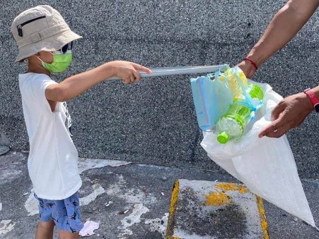 台东水中运动训练协会在台东县东河乡新兰渔港净海、净滩，年仅5岁的棋棋说，请大家不要乱丢垃圾。（蔡旻妤摄）