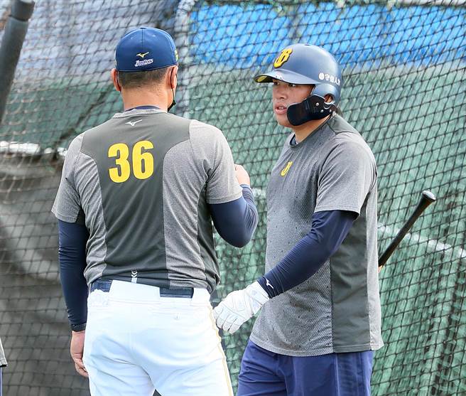 中信兄弟新秀曾颂恩（右）。（陈怡诚摄）