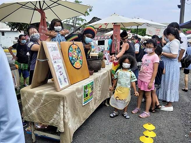 屏東縣多元文化創意市集開辦至今6年，今年首次複製屏東市成功經驗至潮州鎮。（屏縣府提供／謝佳潾屏東傳真）