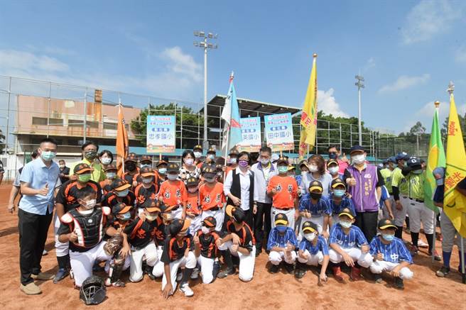 双喜临门，彰化八卦山棒球场投入整修后5日启用，迎来第13届「卦山杯」全国少棒青少棒锦标赛。（吴敏菁摄）