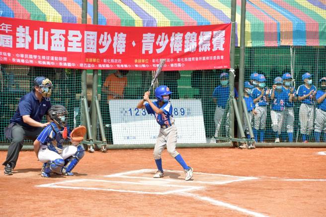 第13届「卦山杯 」全国少棒青少棒锦标赛在八卦山棒球场登场 ，也是彰化县内疫情降级后第一场全国赛事。（吴敏菁摄）