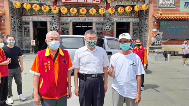 台北市長、民眾黨主席柯文哲（前中）5日下午到高雄市內門紫竹寺參拜。（翻攝照片／林瑞益高雄傳真）