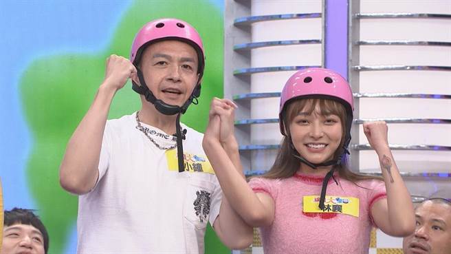 小鐘與林襄一起挑戰遊戲。（民視提供）