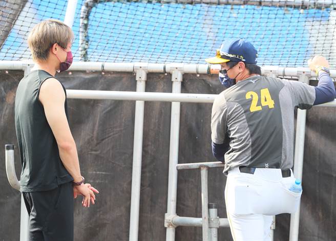 樂天桃猿投手陳冠宇（左）賽前向中信兄弟總教練林威助打招呼並話家常。（陳怡誠攝）