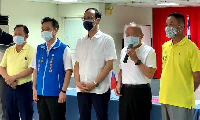 角逐国民党主席的朱立伦（左三）5日前往苗栗，县长徐耀昌（右二）、议长锺东锦（右一）表态支持。（读者提供）