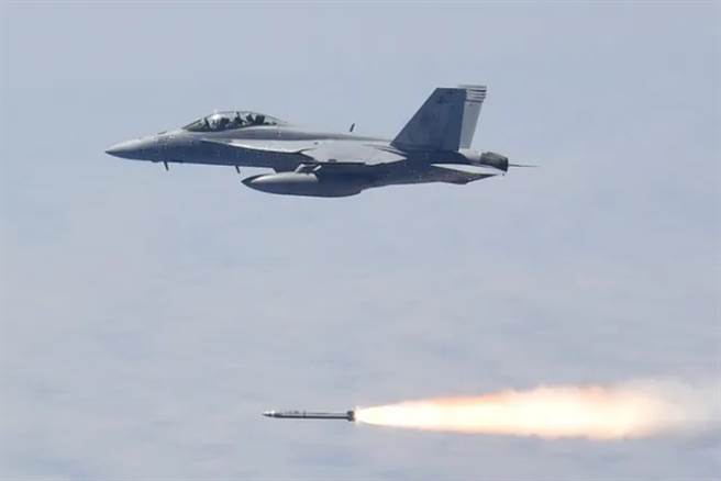 F/A-18E試射AGM-88G先進反輻射飛彈增程型。(圖/美國海軍)