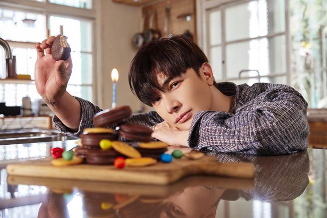 谢佳见在《临界之地》写真书呈现不同人生时期的自己。（艺和创艺提供）