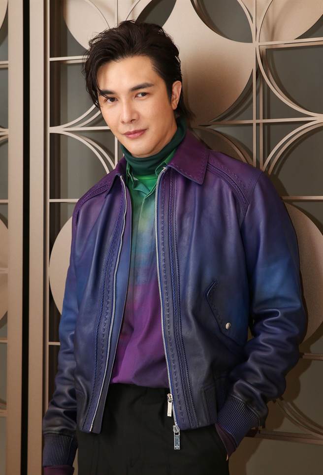 谢佳见日前为宣传写真书受访，坦言自己演艺之路「走偏了」。（王英豪摄；服装提供：Berluti）