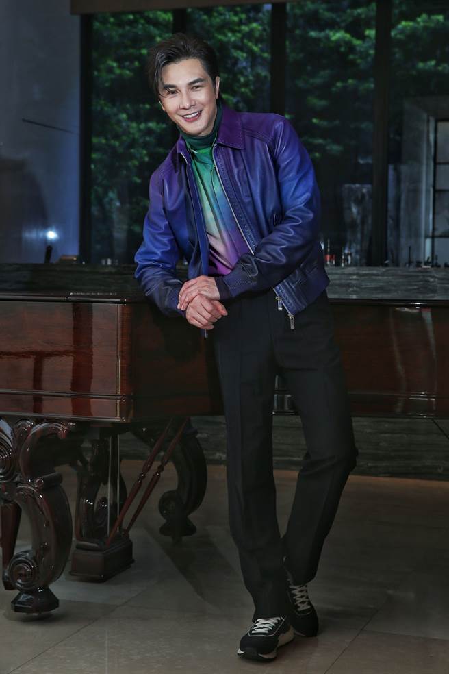 谢佳见日前为宣传写真书受访，坦言自己演艺之路「走偏了」。（王英豪摄；服装提供：Berluti）