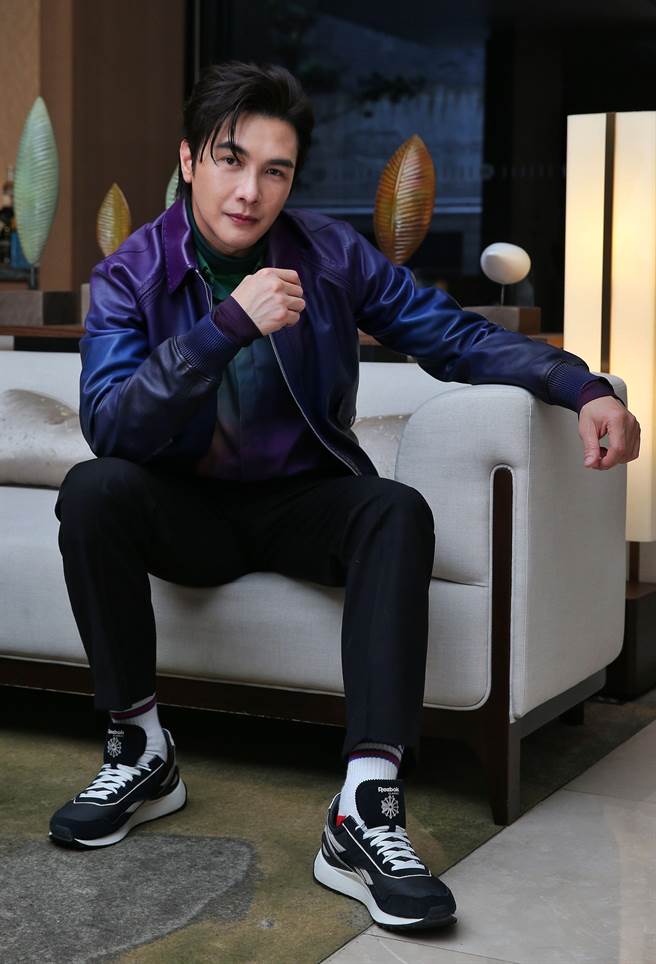 谢佳见日前为宣传写真书受访，坦言自己演艺之路「走偏了」。（王英豪摄；服装提供：Berluti）