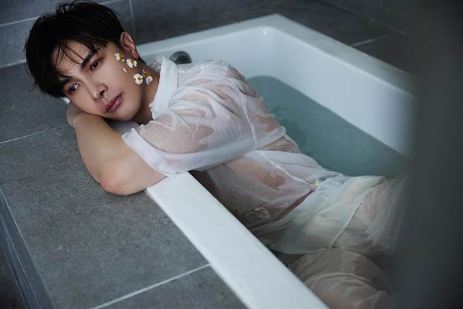 谢佳见在《临界之地》写真书呈现不同人生时期的自己。（艺和创艺提供）