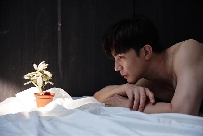 谢佳见在《临界之地》写真书呈现不同人生时期的自己。（艺和创艺提供）