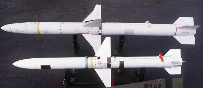 上為AGM-88，下為第1代反輻射飛彈的AGM-45，可看的出傳承關係。(圖/德州儀器)