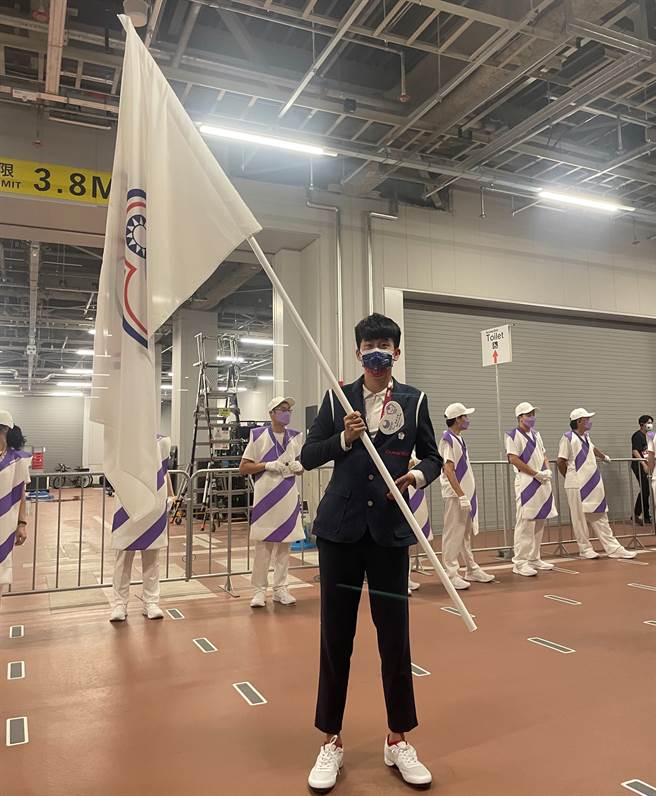 东京帕运闭幕典礼中华队掌旗官方振宇。(体育署提供)