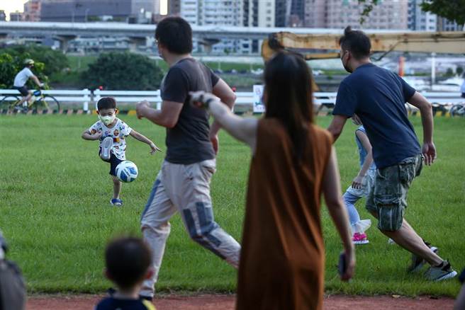 虽传出突破感染，让社会一度紧张，但假日的大稻埕码头涌进许多民眾把握假日休閒时间外出，似乎不受疫情影响。（邓博仁摄）
