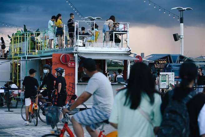 虽传出突破感染，让社会一度紧张，但假日的大稻埕码头涌进许多民眾把握假日休閒时间外出，似乎不受疫情影响。（邓博仁摄）
