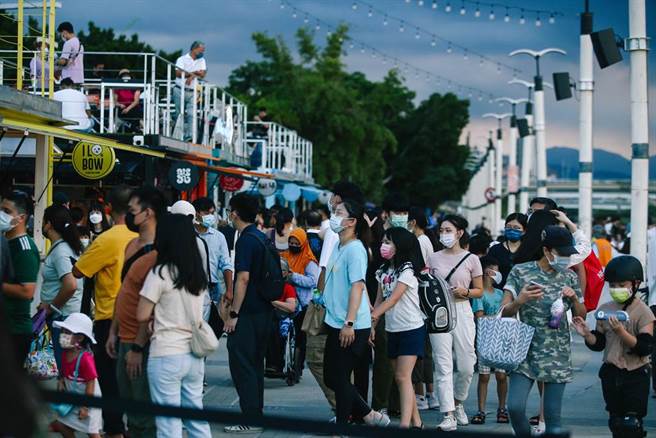 虽传出突破感染，让社会一度紧张，但假日的大稻埕码头涌进许多民眾把握假日休閒时间外出，似乎不受疫情影响。（邓博仁摄）
