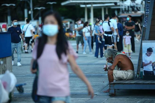 虽传出突破感染，让社会一度紧张，但假日的大稻埕码头涌进许多民眾把握假日休閒时间外出，似乎不受疫情影响。（邓博仁摄）
