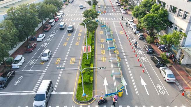 大里区文心南路坑洞事件，经过三周努力已将疑虑范围缩减至2处，其余路段经检测分析暂无危险，安全路段围篱陆续撤离中。（台中市政府提供）