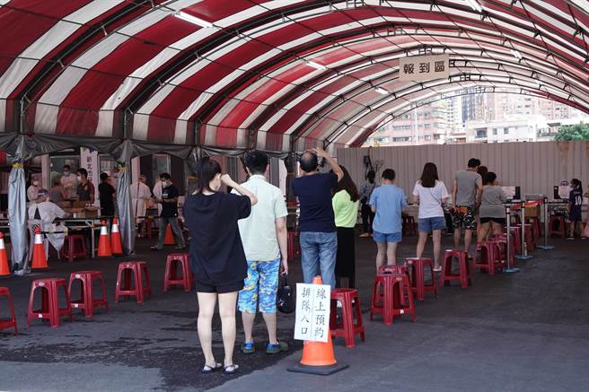 长荣航空3名机师确诊后，中央流行疫情指挥中心针对机师足迹，发出台湾规模最大的110万则细胞简讯，提醒足迹重迭的民眾若有疑似症状务必就医，许多民眾收到简讯后，5日纷纷前往新北市江翠重划区筛检站快筛。(黄世麒摄)