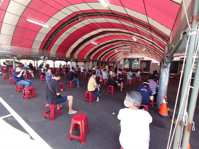 长荣航空3名机师确诊后，中央流行疫情指挥中心针对机师足迹，发出台湾规模最大的110万则细胞简讯，提醒足迹重迭的民眾若有疑似症状务必就医，许多民眾收到简讯后，5日纷纷前往新北市江翠重划区筛检站快筛。(黄世麒摄)