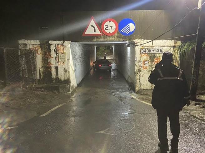 一對夫妻5日晚間開車從路竹往岡山，行經高速公路下的涵洞，因為誤判積水高度，導致車輛拋錨。（翻攝照片／林瑞益高雄傳真）