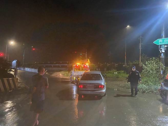 一對夫妻5日晚間開車從路竹往岡山，行經高速公路下的涵洞，因為誤判積水高度，導致車輛拋錨。警方通報拖吊車業者拖吊拋錨車。（翻攝照片／林瑞益高雄傳真）