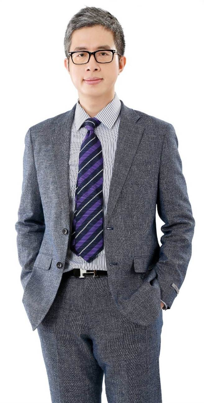 邱浚彦表示，眼尾外侧下垂可透过切眉手术改善。(戴志扬翻摄)