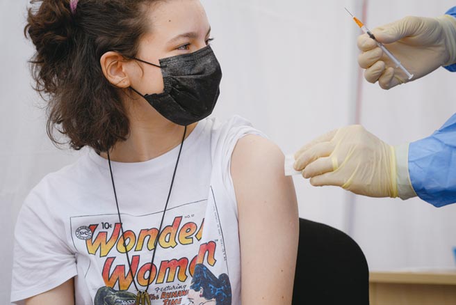 英终于让青少年打疫苗图╱美联社