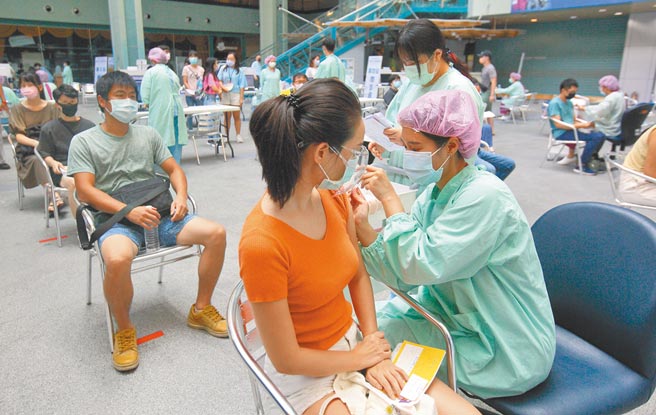 國內第七輪AZ疫苗日前開打，並開放23歲以上族群預約，民眾4日在台北科教館接種AZ疫苗。（張鎧乙攝）