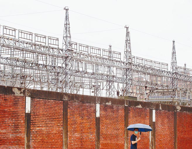 台電提出電廠、排程等6大面22項電力改革方案，專家基本肯定，但認為供氣、儲能成本問題不能忽視，電力改革存有變數。圖為一位民眾正走過台電萬隆變電所的外圍人行道。（本報資料照片）