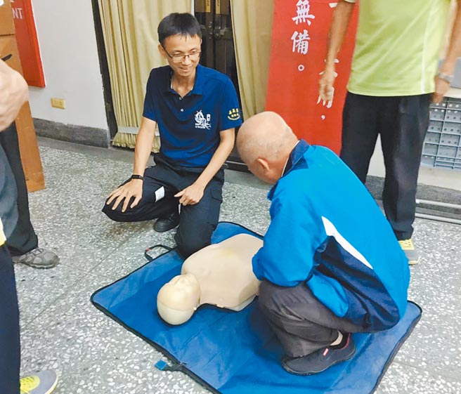 拥有中正大学的机械工程博士学位，嘉义县消防局救护义消大队民雄分队小队长王春仁（左）近日荣获全国救护志工菁英奖。（嘉义县消防局提供／吕妍庭嘉义传真）