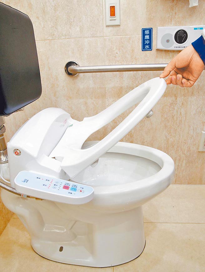 很多人因为疫情关系不想进公厕，但持续憋尿对身体健康影响很大。图为中油公司为提升国内公厕文化，宣布要在全台610座直营站更换免治马桶。（王英豪摄）