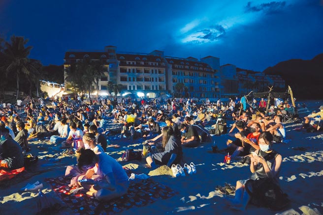 台東最美星空音樂會4日登場，百餘位鄉親在杉原沙灘上共賞星空。（台東縣政府提供／蔡旻妤台東傳真）