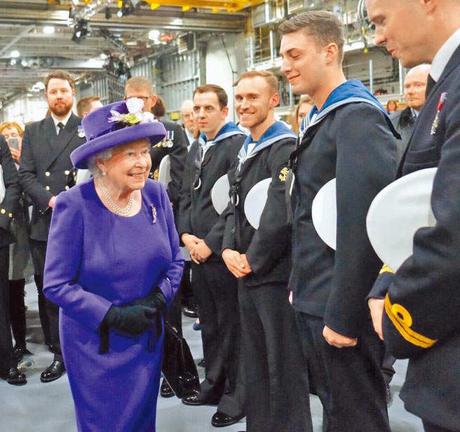 儘管高齡95歲的英女王伊莉莎白二世身體相當健康，無任何跡象顯示「倫敦橋行動」有必要重新審核；但內閣辦公室仍依據最新情勢擬定最新版計畫，甚至還包括新冠病毒大流行的討論。圖為5月22日，英國皇家海軍「伊莉莎白女王號」航空母艦在戰艦群的陪同下啟程，女王伊莉莎白二世在樸茨茅斯港視察出發前的航母，與官兵打招呼。（摘自英國皇家海軍推特）