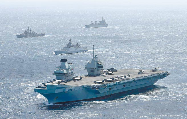 英國海軍最尖端航空母艦「伊莉莎白女王號」前來印太地區巡弋，停靠美國海軍在日本的橫須賀基地，但基於新冠防疫要求，全體船員約1240人不會下船。（摘自推特）