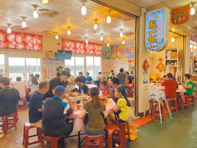 桃园市强化二级警戒，新屋区永安渔港4日仍涌现用餐及採买人潮。（吕筱蝉摄）