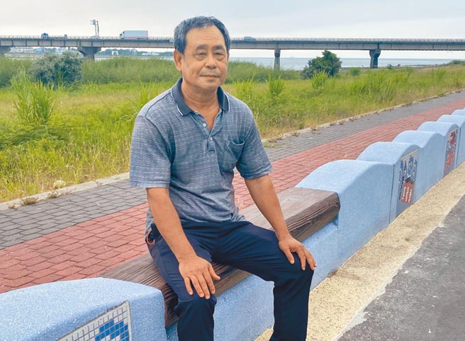 新竹市北区旧港里长蔡松根，8年多的任期中积极争取经费建设邻里，同时致力寻回旧港岛的文史。（陈育贤摄）